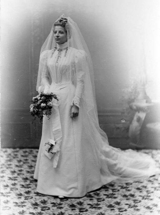 Ernestina Lundmark i brudklänning